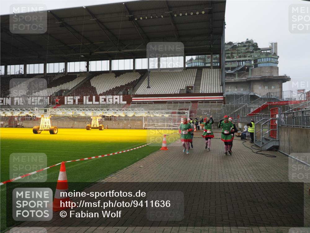 07.12.2025 - St. Pauli X-Mass-Run No. 15 Fabian Wolf http://msf.ph/oto/9411636 07.12.2025 11:13:59 Ziel 274, 375, 425, 475, 708 meine-sportfotos.de
