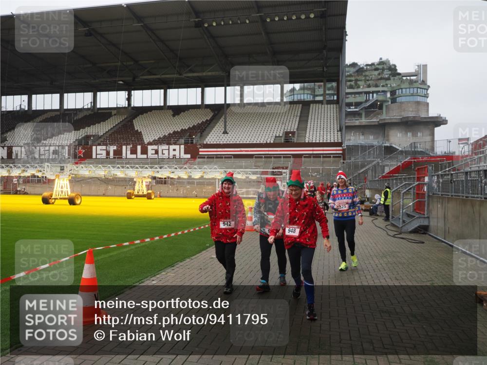 07.12.2025 - St. Pauli X-Mass-Run No. 15 Fabian Wolf http://msf.ph/oto/9411795 07.12.2025 11:14:33 Ziel 525, 1776, 1778, 1798, 1805, 1806, 2040, 2211, 4010 meine-sportfotos.de