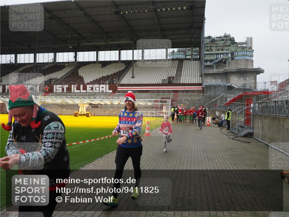 07.12.2025 - St. Pauli X-Mass-Run No. 15 Fabian Wolf http://msf.ph/oto/9411825 07.12.2025 11:14:35 Ziel 525, 1776, 1778, 1798, 1804, 1805, 1806, 1807, 2040, 2211, 4010 meine-sportfotos.de