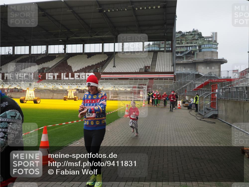 07.12.2025 - St. Pauli X-Mass-Run No. 15 Fabian Wolf http://msf.ph/oto/9411831 07.12.2025 11:14:36 Ziel 525, 1776, 1778, 1798, 1804, 1805, 1806, 1807, 2040, 2211, 4010 meine-sportfotos.de