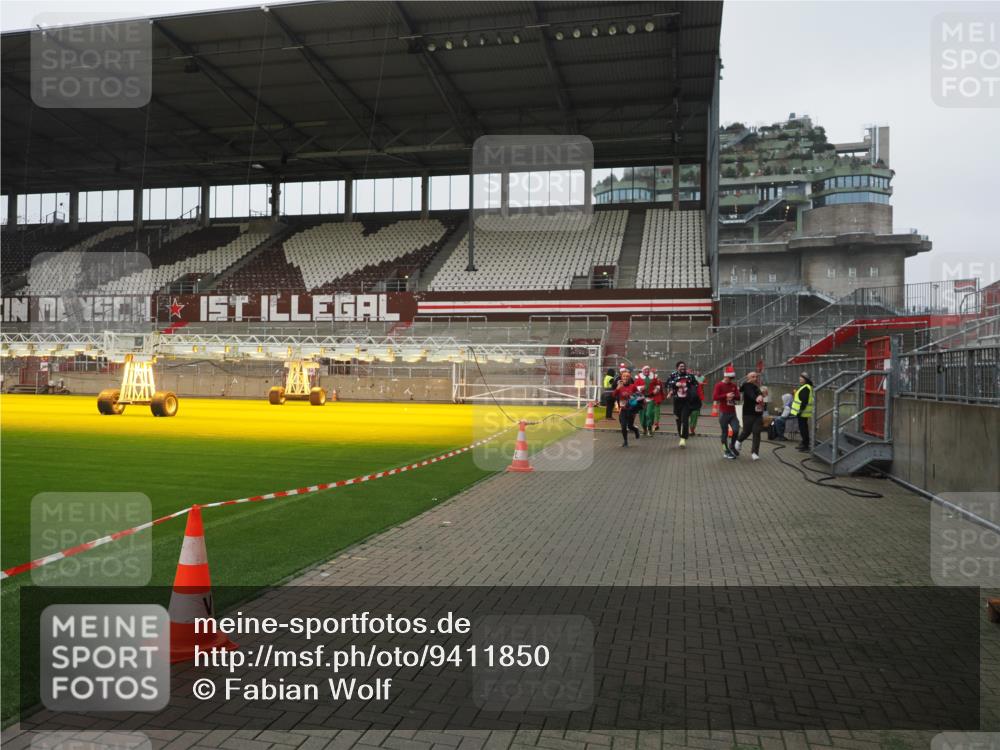 07.12.2025 - St. Pauli X-Mass-Run No. 15 Fabian Wolf http://msf.ph/oto/9411850 07.12.2025 11:14:38 Ziel 525, 1776, 1778, 1798, 1804, 1805, 1806, 1807, 2040, 2211, 4010 meine-sportfotos.de