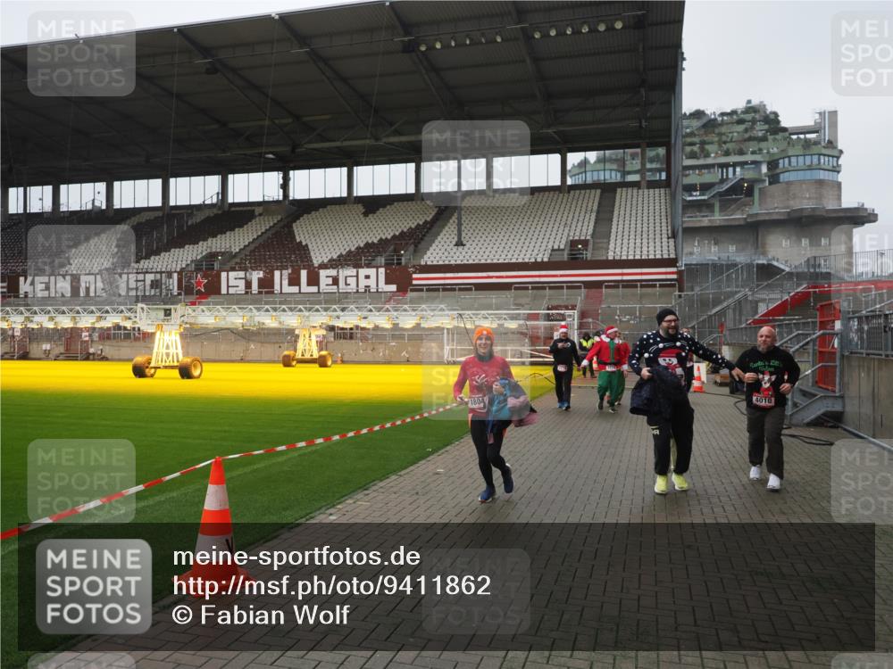 07.12.2025 - St. Pauli X-Mass-Run No. 15 Fabian Wolf http://msf.ph/oto/9411862 07.12.2025 11:14:42 Ziel 525, 922, 1776, 1778, 1798, 1804, 1805, 1806, 1807, 2040, 2211, 4010 meine-sportfotos.de