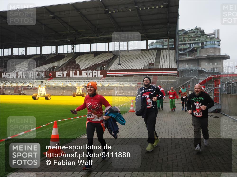 07.12.2025 - St. Pauli X-Mass-Run No. 15 Fabian Wolf http://msf.ph/oto/9411880 07.12.2025 11:14:43 Ziel 525, 922, 1776, 1778, 1798, 1804, 1805, 1806, 1807, 2040, 2211, 4010 meine-sportfotos.de