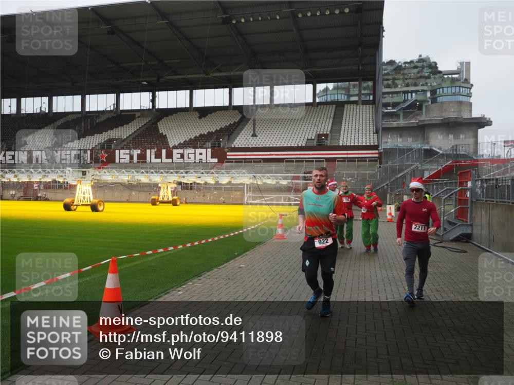 07.12.2025 - St. Pauli X-Mass-Run No. 15 Fabian Wolf http://msf.ph/oto/9411898 07.12.2025 11:14:46 Ziel 922, 1776, 1778, 1798, 1804, 1805, 1806, 1807, 2040, 2211, 4010 meine-sportfotos.de