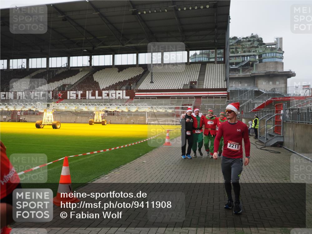 07.12.2025 - St. Pauli X-Mass-Run No. 15 Fabian Wolf http://msf.ph/oto/9411908 07.12.2025 11:14:48 Ziel 922, 1776, 1778, 1798, 1804, 1805, 1806, 1807, 2040, 2211, 4010 meine-sportfotos.de