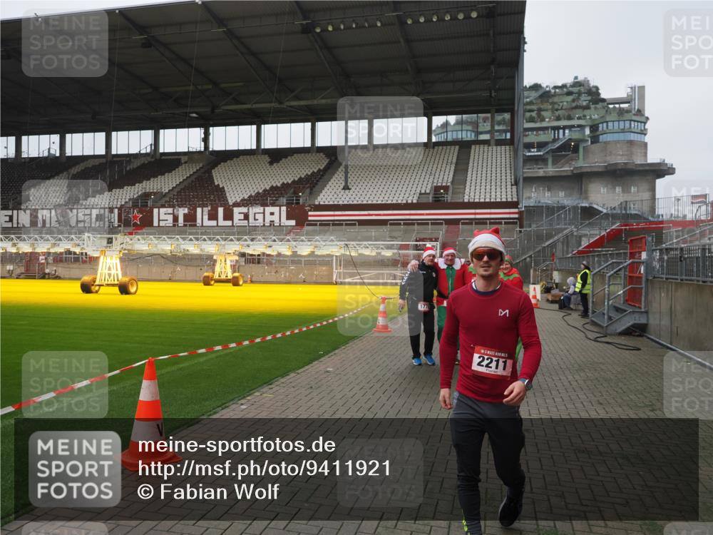 07.12.2025 - St. Pauli X-Mass-Run No. 15 Fabian Wolf http://msf.ph/oto/9411921 07.12.2025 11:14:48 Ziel 922, 1776, 1778, 1798, 1804, 1805, 1806, 1807, 2040, 2211, 4010 meine-sportfotos.de