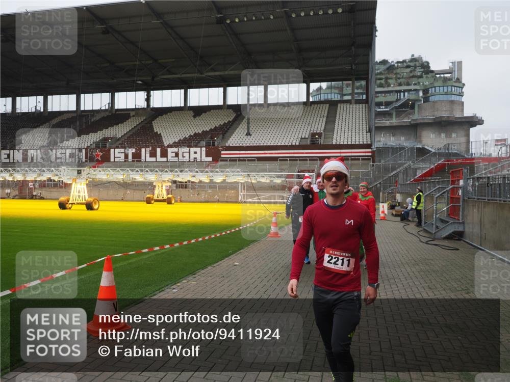07.12.2025 - St. Pauli X-Mass-Run No. 15 Fabian Wolf http://msf.ph/oto/9411924 07.12.2025 11:14:49 Ziel 922, 1776, 1778, 1798, 1804, 1805, 1806, 1807, 2040, 2211, 4010 meine-sportfotos.de