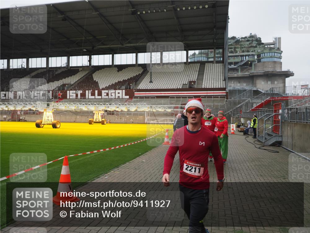 07.12.2025 - St. Pauli X-Mass-Run No. 15 Fabian Wolf http://msf.ph/oto/9411927 07.12.2025 11:14:49 Ziel 922, 1776, 1778, 1798, 1804, 1805, 1806, 1807, 2040, 2211, 4010 meine-sportfotos.de