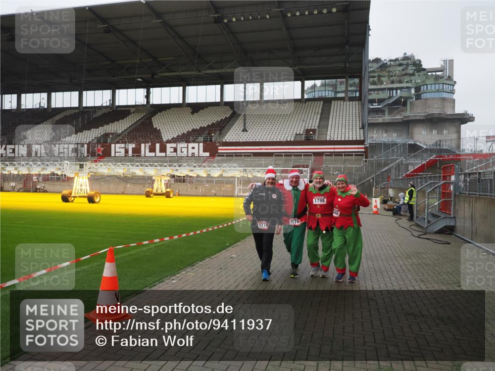 07.12.2025 - St. Pauli X-Mass-Run No. 15 Fabian Wolf http://msf.ph/oto/9411937 07.12.2025 11:14:51 Ziel 922, 1776, 1778, 1798, 1804, 1806, 1807, 2040, 2211, 4010 meine-sportfotos.de