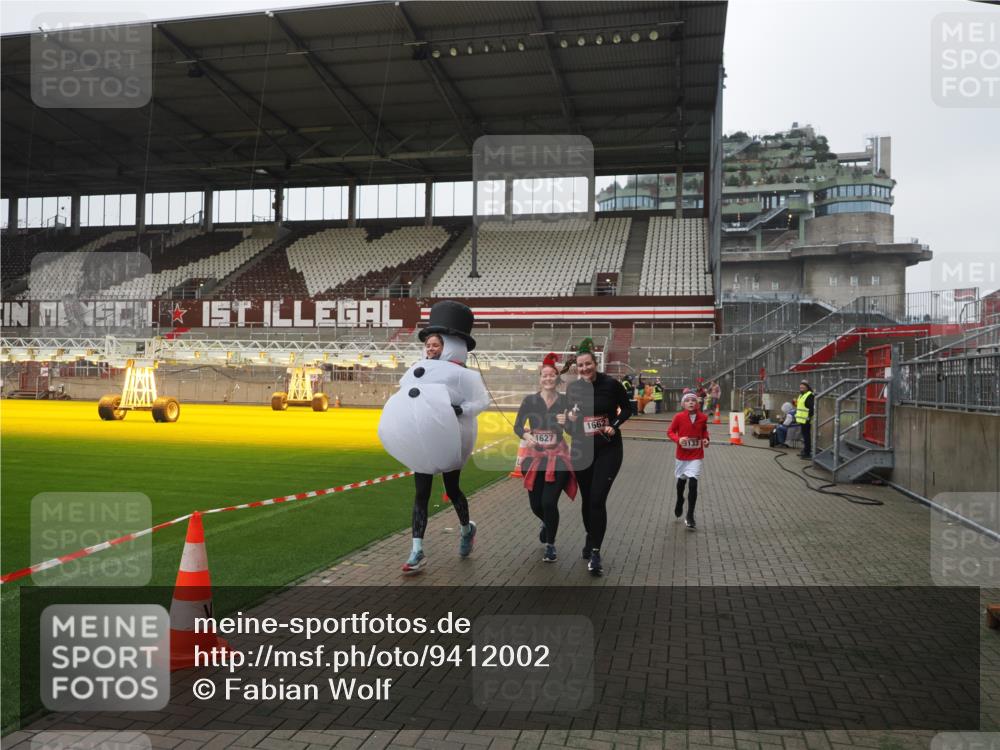 07.12.2025 - St. Pauli X-Mass-Run No. 15 Fabian Wolf http://msf.ph/oto/9412002 07.12.2025 11:15:11 Ziel 313, 1623, 1627, 1662, 3133 meine-sportfotos.de