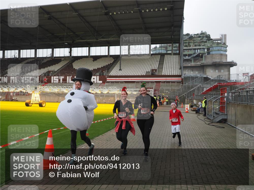 07.12.2025 - St. Pauli X-Mass-Run No. 15 Fabian Wolf http://msf.ph/oto/9412013 07.12.2025 11:15:12 Ziel 313, 1623, 1627, 1662, 3133 meine-sportfotos.de