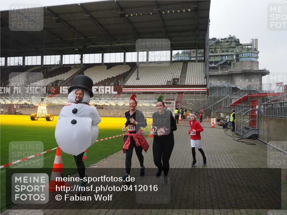 07.12.2025 - St. Pauli X-Mass-Run No. 15 Fabian Wolf http://msf.ph/oto/9412016 07.12.2025 11:15:12 Ziel 313, 1623, 1627, 1662, 3133 meine-sportfotos.de