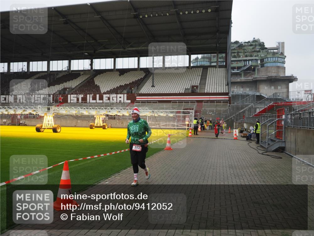 07.12.2025 - St. Pauli X-Mass-Run No. 15 Fabian Wolf http://msf.ph/oto/9412052 07.12.2025 11:15:16 Ziel 313, 391, 1218, 1282, 1623, 1627, 1662, 3133 meine-sportfotos.de