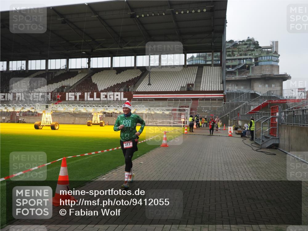 07.12.2025 - St. Pauli X-Mass-Run No. 15 Fabian Wolf http://msf.ph/oto/9412055 07.12.2025 11:15:16 Ziel 313, 391, 1218, 1282, 1623, 1627, 1662, 3133 meine-sportfotos.de