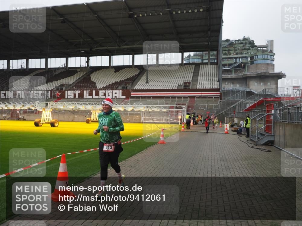 07.12.2025 - St. Pauli X-Mass-Run No. 15 Fabian Wolf http://msf.ph/oto/9412061 07.12.2025 11:15:16 Ziel 313, 391, 1218, 1282, 1623, 1627, 1662, 3133 meine-sportfotos.de