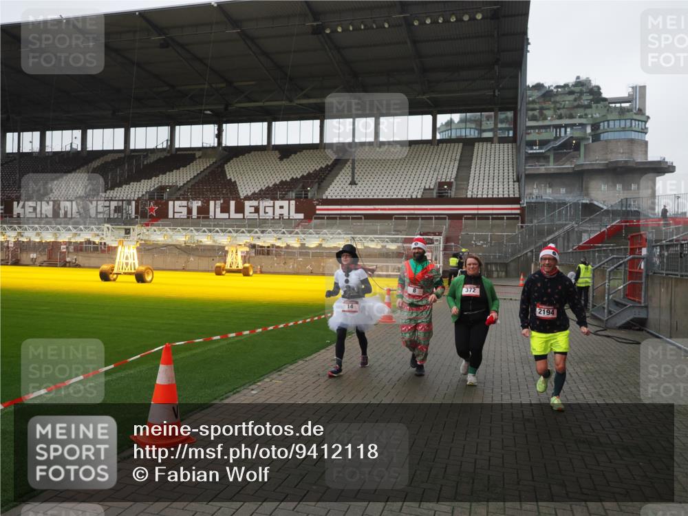 07.12.2025 - St. Pauli X-Mass-Run No. 15 Fabian Wolf http://msf.ph/oto/9412118 07.12.2025 11:15:52 Ziel 8, 14, 372, 2194 meine-sportfotos.de