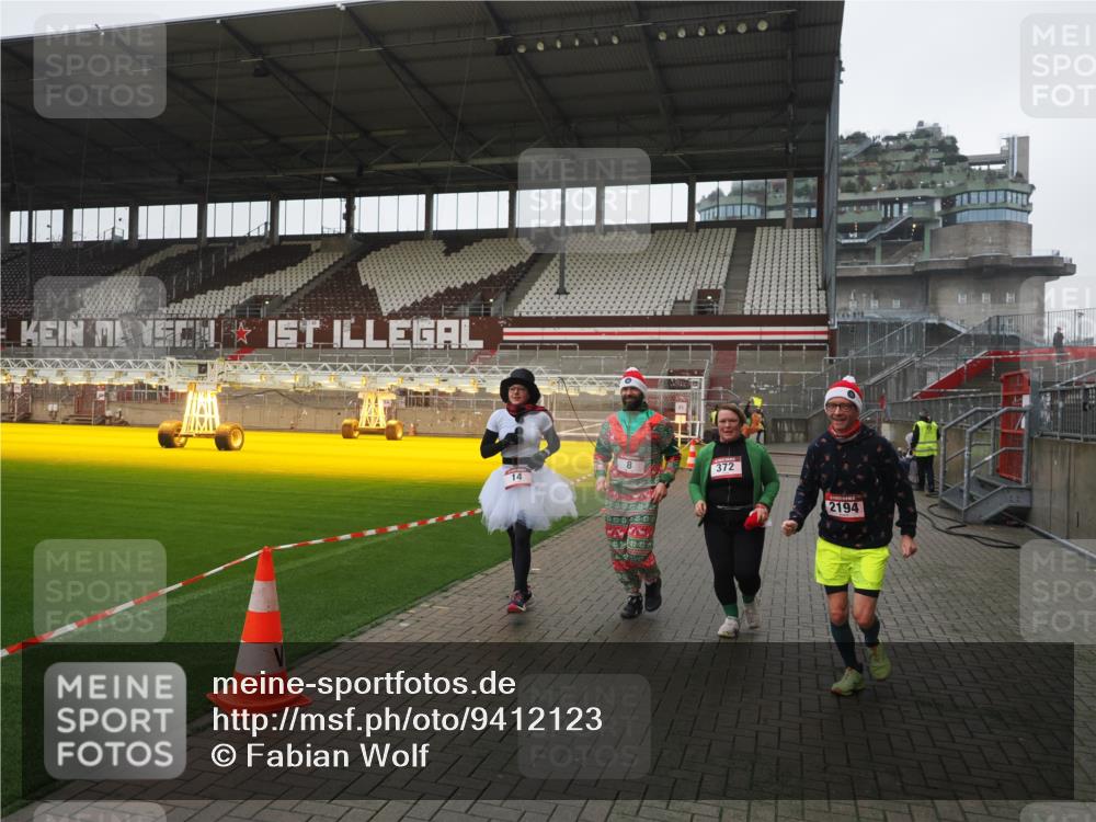 07.12.2025 - St. Pauli X-Mass-Run No. 15 Fabian Wolf http://msf.ph/oto/9412123 07.12.2025 11:15:52 Ziel 8, 14, 372, 2194 meine-sportfotos.de