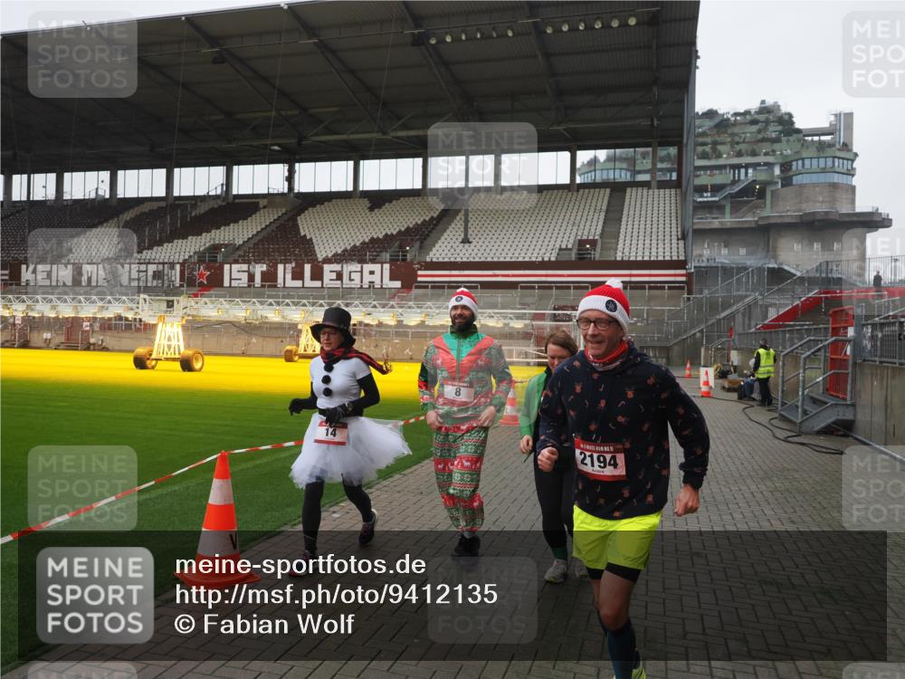 07.12.2025 - St. Pauli X-Mass-Run No. 15 Fabian Wolf http://msf.ph/oto/9412135 07.12.2025 11:15:53 Ziel 8, 14, 372, 2194 meine-sportfotos.de