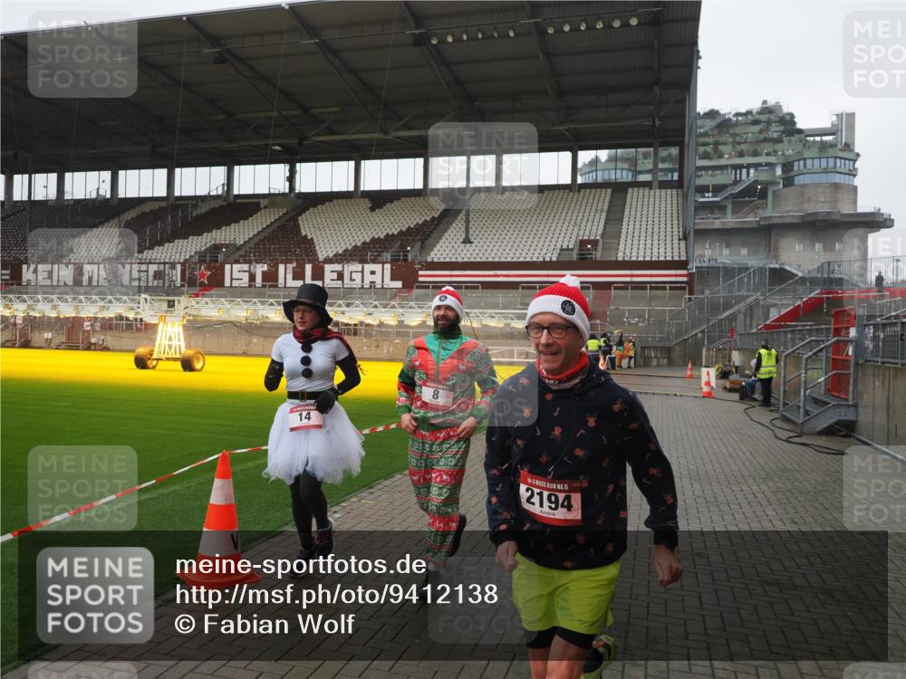 07.12.2025 - St. Pauli X-Mass-Run No. 15 Fabian Wolf http://msf.ph/oto/9412138 07.12.2025 11:15:53 Ziel 8, 14, 372, 2194 meine-sportfotos.de