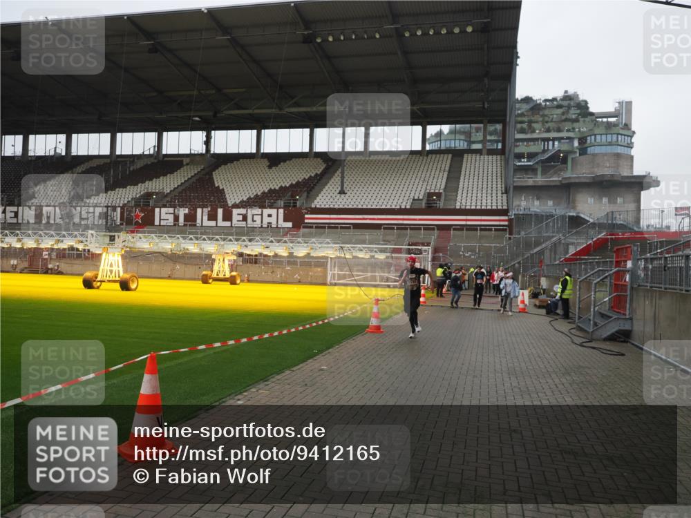 07.12.2025 - St. Pauli X-Mass-Run No. 15 Fabian Wolf http://msf.ph/oto/9412165 07.12.2025 11:16:03 Ziel 1821, 1825, 2194, 2195, 2464, 3326 meine-sportfotos.de