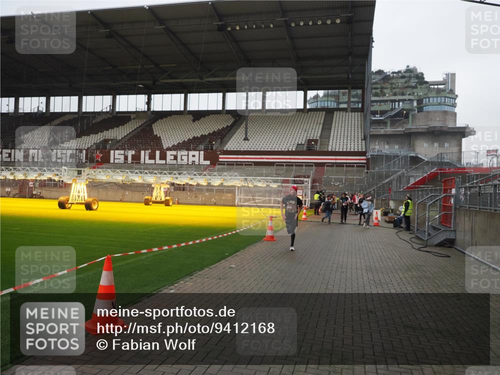 07.12.2025 - St. Pauli X-Mass-Run No. 15 Fabian Wolf http://msf.ph/oto/9412168 07.12.2025 11:16:03 Ziel 1821, 1825, 2194, 2195, 2464, 3326 meine-sportfotos.de