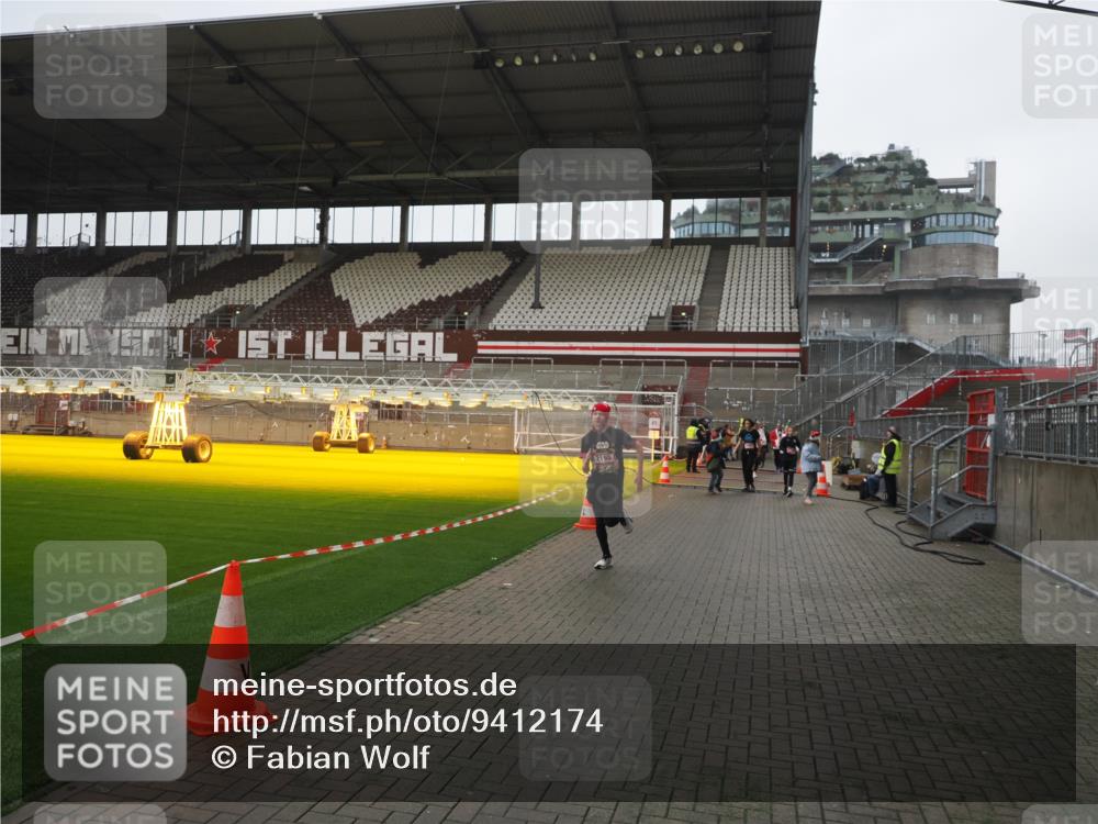 07.12.2025 - St. Pauli X-Mass-Run No. 15 Fabian Wolf http://msf.ph/oto/9412174 07.12.2025 11:16:03 Ziel 1821, 1825, 2194, 2195, 2464, 3326 meine-sportfotos.de