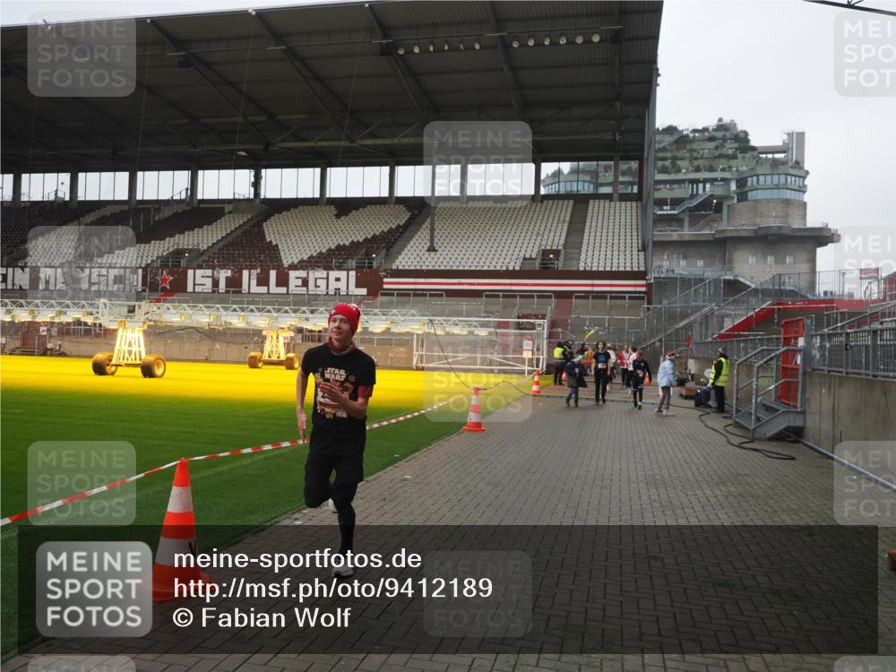 07.12.2025 - St. Pauli X-Mass-Run No. 15 Fabian Wolf http://msf.ph/oto/9412189 07.12.2025 11:16:04 Ziel 1821, 1825, 2195, 2464, 3326 meine-sportfotos.de