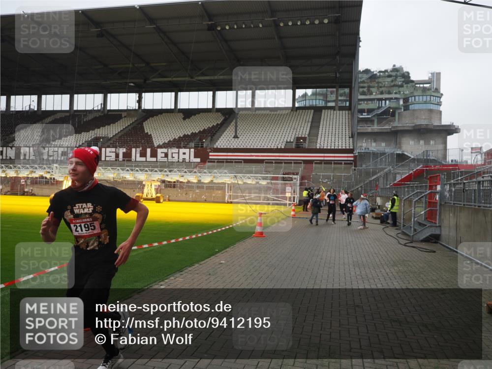 07.12.2025 - St. Pauli X-Mass-Run No. 15 Fabian Wolf http://msf.ph/oto/9412195 07.12.2025 11:16:05 Ziel 1800, 1802, 1821, 1825, 2195, 2464, 3326 meine-sportfotos.de