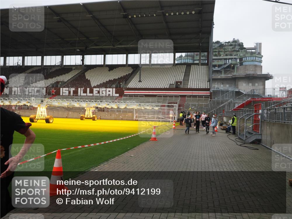 07.12.2025 - St. Pauli X-Mass-Run No. 15 Fabian Wolf http://msf.ph/oto/9412199 07.12.2025 11:16:05 Ziel 1800, 1802, 1821, 1825, 2195, 2464, 3326 meine-sportfotos.de