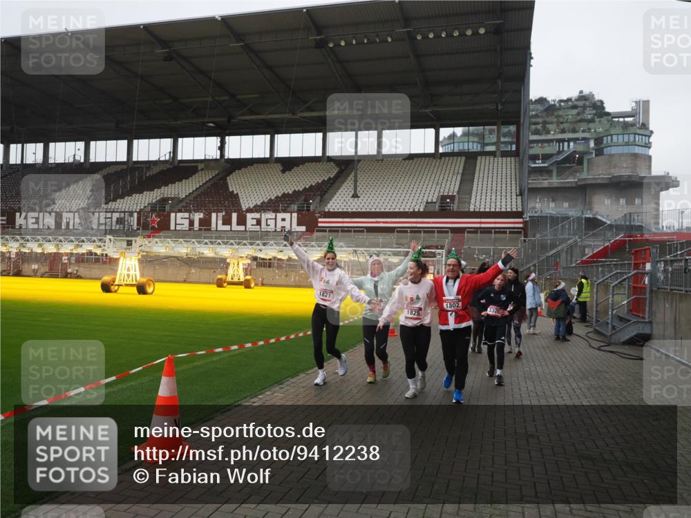 07.12.2025 - St. Pauli X-Mass-Run No. 15 Fabian Wolf http://msf.ph/oto/9412238 07.12.2025 11:16:16 Ziel 1800, 1802, 1821, 1825, 2195, 2464, 3241, 3256, 3326 meine-sportfotos.de