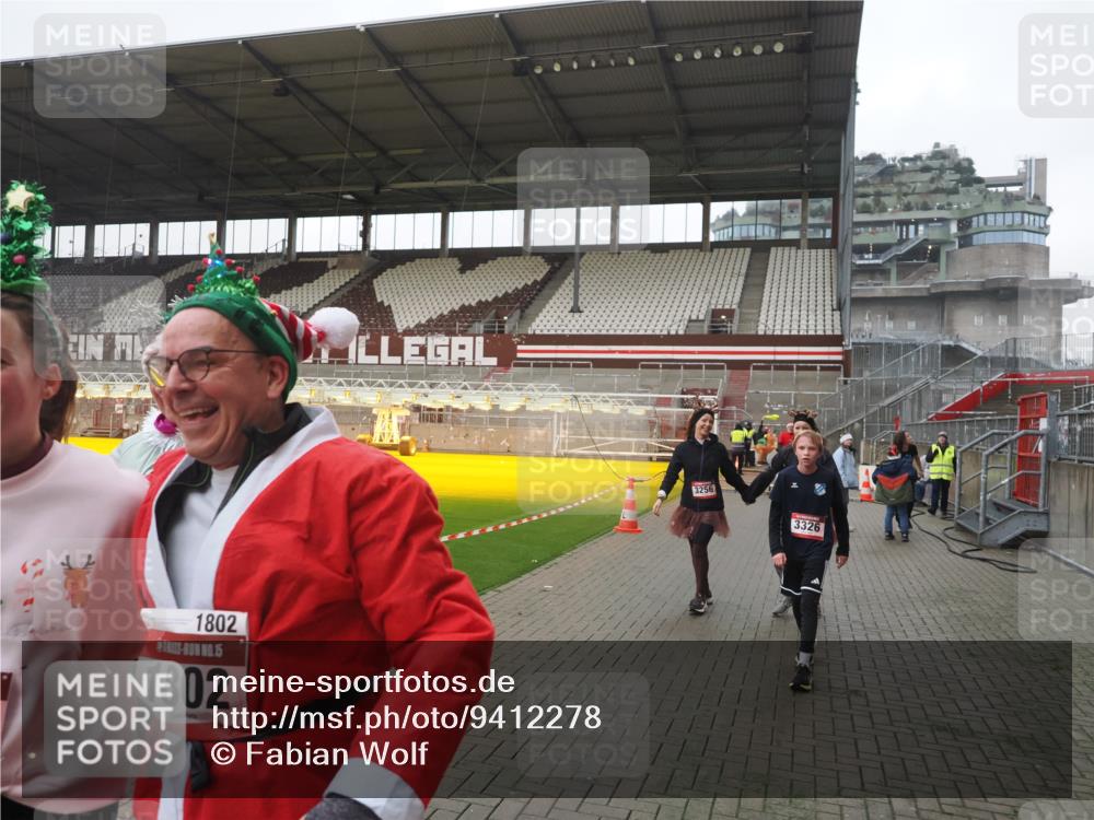 07.12.2025 - St. Pauli X-Mass-Run No. 15 Fabian Wolf http://msf.ph/oto/9412278 07.12.2025 11:16:19 Ziel 1800, 1802, 1821, 1825, 2195, 2464, 3241, 3256, 3326 meine-sportfotos.de
