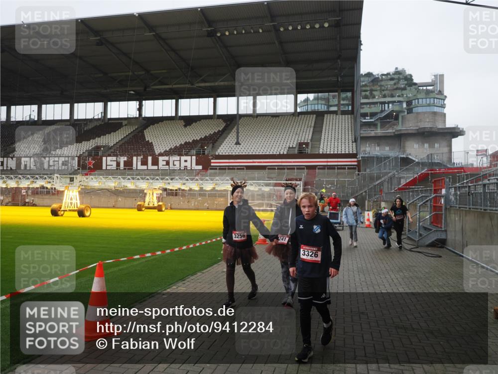 07.12.2025 - St. Pauli X-Mass-Run No. 15 Fabian Wolf http://msf.ph/oto/9412284 07.12.2025 11:16:20 Ziel 1800, 1802, 1821, 1825, 2464, 3241, 3256, 3326 meine-sportfotos.de