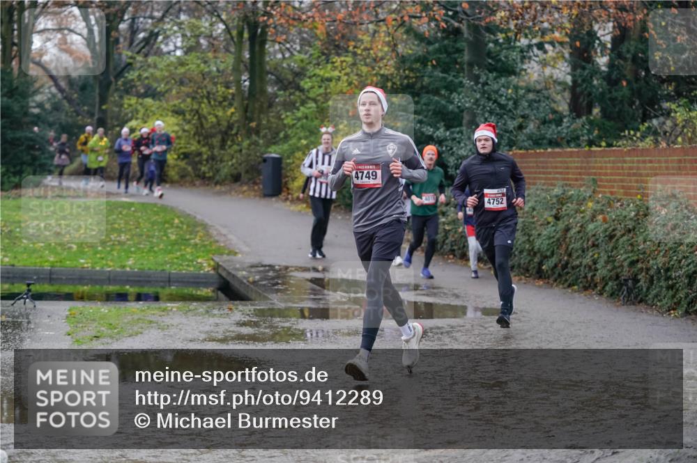 07.12.2025 - St. Pauli X-Mass-Run No. 15 Michael Burmester http://msf.ph/oto/9412289 07.12.2025 11:43:46 Laufen 5, 4749, 4011, 4752 meine-sportfotos.de