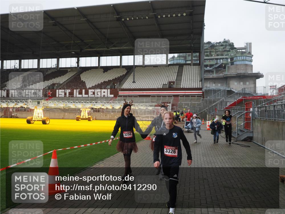 07.12.2025 - St. Pauli X-Mass-Run No. 15 Fabian Wolf http://msf.ph/oto/9412290 07.12.2025 11:16:21 Ziel 1800, 1802, 1821, 1825, 3241, 3256, 3326 meine-sportfotos.de
