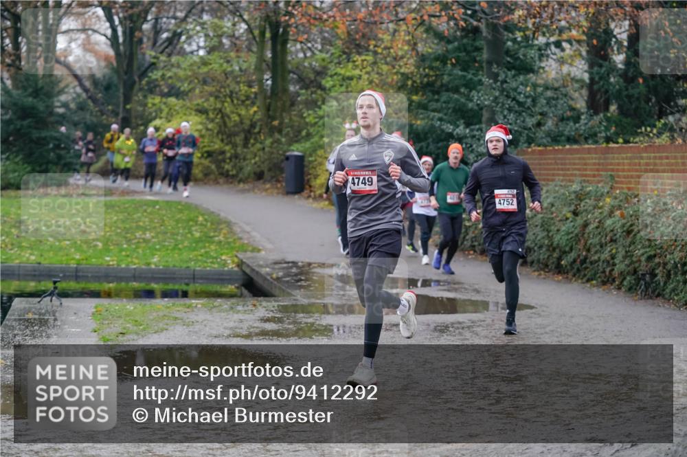 07.12.2025 - St. Pauli X-Mass-Run No. 15 Michael Burmester http://msf.ph/oto/9412292 07.12.2025 11:43:46 Laufen 4749, 401, 4752 meine-sportfotos.de