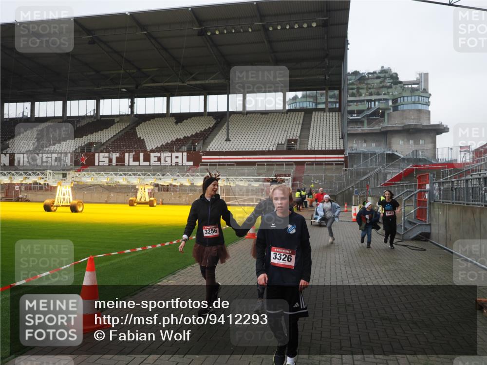 07.12.2025 - St. Pauli X-Mass-Run No. 15 Fabian Wolf http://msf.ph/oto/9412293 07.12.2025 11:16:21 Ziel 1800, 1802, 1821, 1825, 3241, 3256, 3326 meine-sportfotos.de