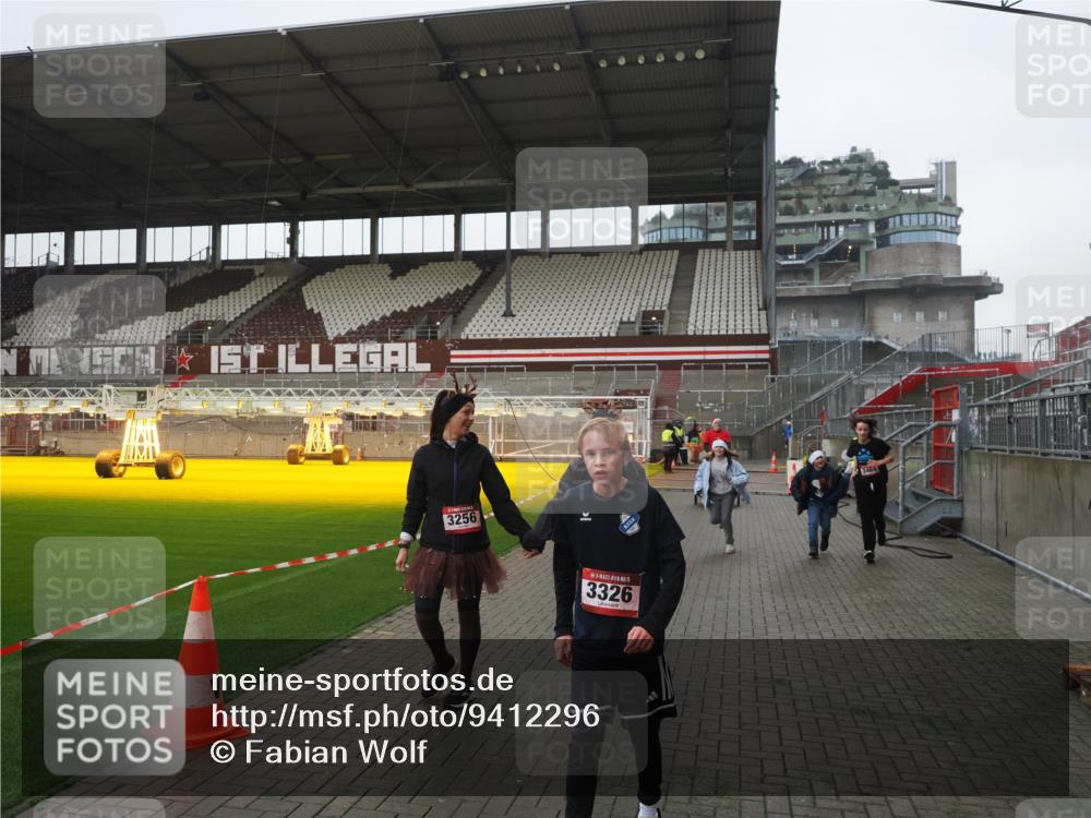 07.12.2025 - St. Pauli X-Mass-Run No. 15 Fabian Wolf http://msf.ph/oto/9412296 07.12.2025 11:16:21 Ziel 1800, 1802, 1821, 1825, 3241, 3256, 3326 meine-sportfotos.de