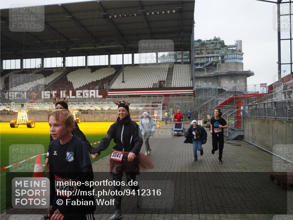 07.12.2025 - St. Pauli X-Mass-Run No. 15 Fabian Wolf http://msf.ph/oto/9412316 07.12.2025 11:16:22 Ziel 1800, 1802, 1821, 1825, 3241, 3256, 3326 meine-sportfotos.de