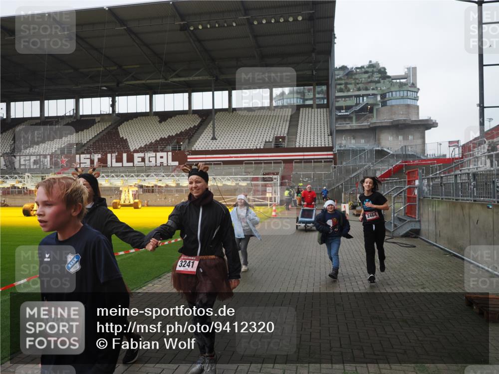 07.12.2025 - St. Pauli X-Mass-Run No. 15 Fabian Wolf http://msf.ph/oto/9412320 07.12.2025 11:16:22 Ziel 1800, 1802, 1821, 1825, 3241, 3256, 3326 meine-sportfotos.de