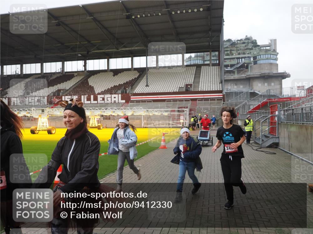 07.12.2025 - St. Pauli X-Mass-Run No. 15 Fabian Wolf http://msf.ph/oto/9412330 07.12.2025 11:16:23 Ziel 1800, 1802, 1821, 1825, 3241, 3256 meine-sportfotos.de