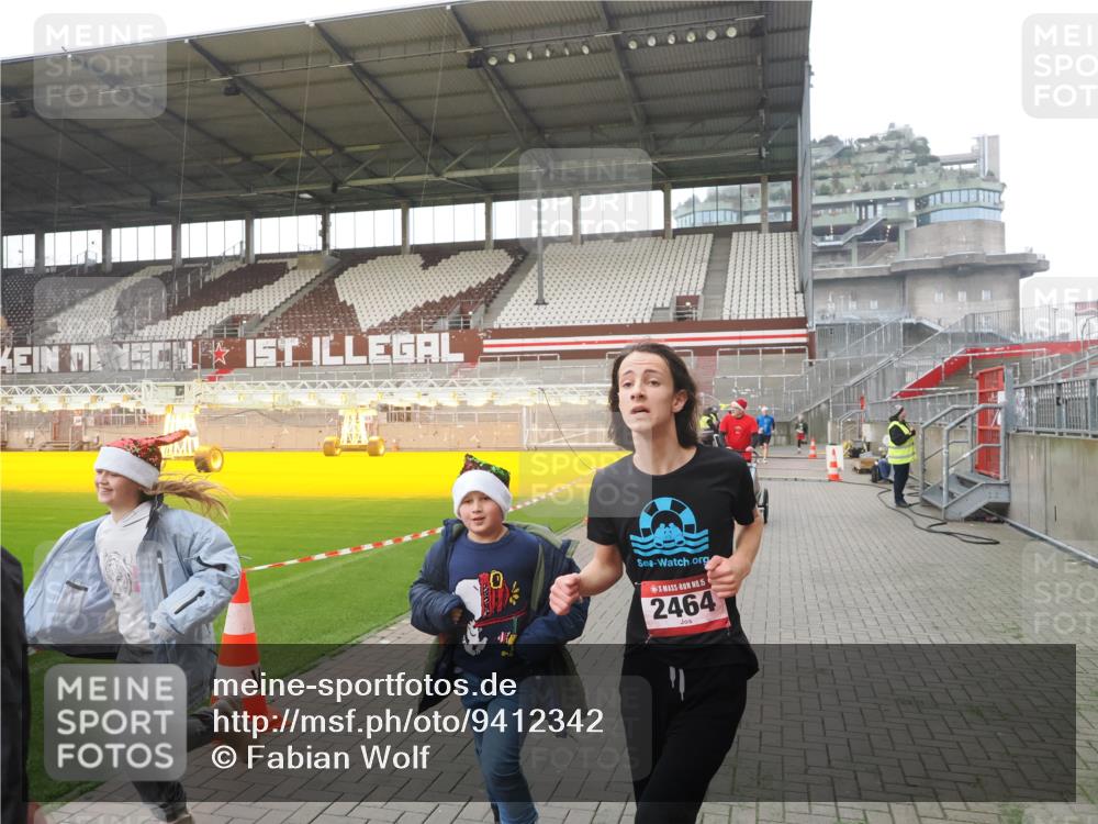07.12.2025 - St. Pauli X-Mass-Run No. 15 Fabian Wolf http://msf.ph/oto/9412342 07.12.2025 11:16:24 Ziel 1800, 1802, 3241, 3256 meine-sportfotos.de