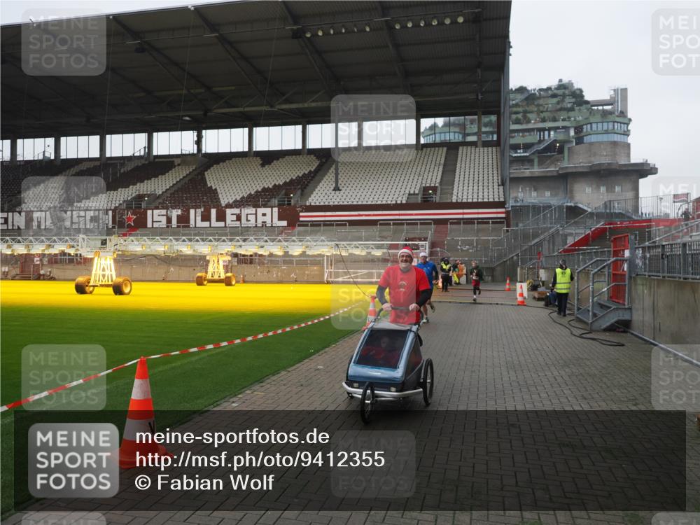 07.12.2025 - St. Pauli X-Mass-Run No. 15 Fabian Wolf http://msf.ph/oto/9412355 07.12.2025 11:16:28 Ziel 1017, 1350 meine-sportfotos.de