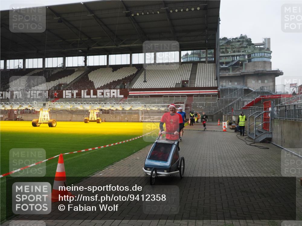07.12.2025 - St. Pauli X-Mass-Run No. 15 Fabian Wolf http://msf.ph/oto/9412358 07.12.2025 11:16:28 Ziel 1017, 1350 meine-sportfotos.de