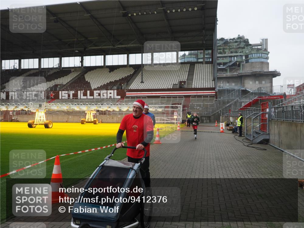 07.12.2025 - St. Pauli X-Mass-Run No. 15 Fabian Wolf http://msf.ph/oto/9412376 07.12.2025 11:16:30 Ziel 1017, 1350 meine-sportfotos.de