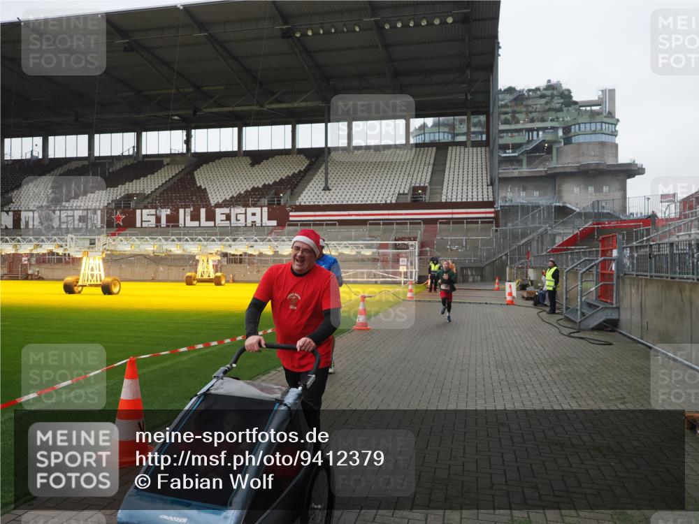 07.12.2025 - St. Pauli X-Mass-Run No. 15 Fabian Wolf http://msf.ph/oto/9412379 07.12.2025 11:16:30 Ziel 1017, 1350 meine-sportfotos.de