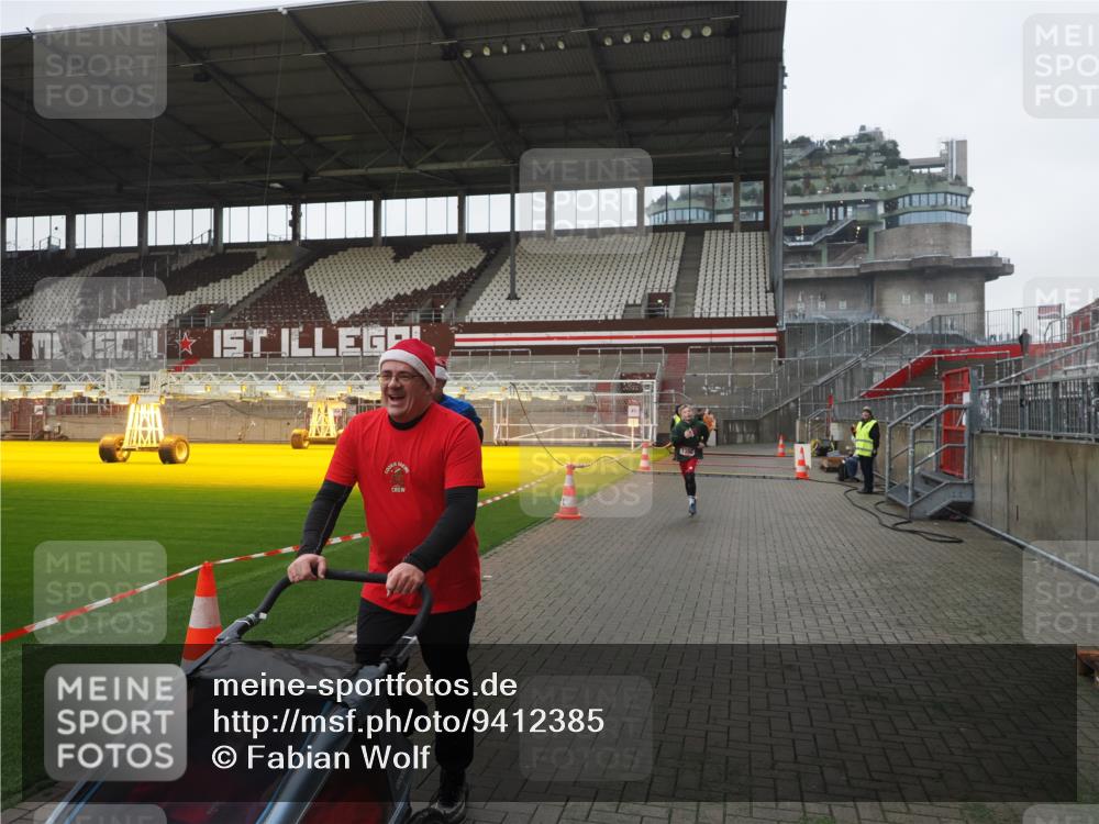 07.12.2025 - St. Pauli X-Mass-Run No. 15 Fabian Wolf http://msf.ph/oto/9412385 07.12.2025 11:16:30 Ziel 1017, 1350 meine-sportfotos.de