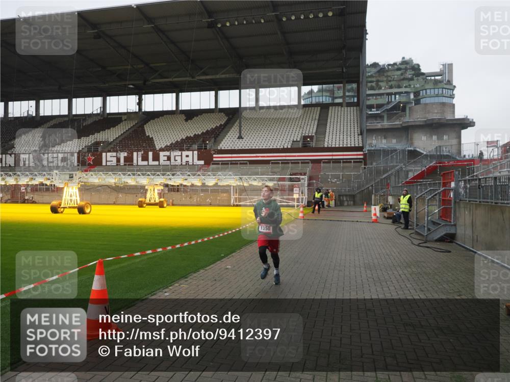 07.12.2025 - St. Pauli X-Mass-Run No. 15 Fabian Wolf http://msf.ph/oto/9412397 07.12.2025 11:16:32 Ziel 1017, 1350 meine-sportfotos.de