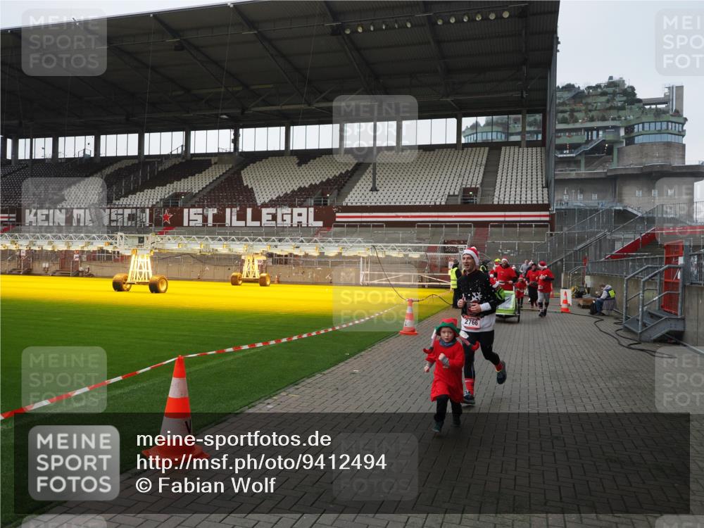 07.12.2025 - St. Pauli X-Mass-Run No. 15 Fabian Wolf http://msf.ph/oto/9412494 07.12.2025 11:17:18 Ziel 1122, 1125, 1127, 1130, 1340, 1529, 1531, 1686, 2766, 2846, 2849 meine-sportfotos.de
