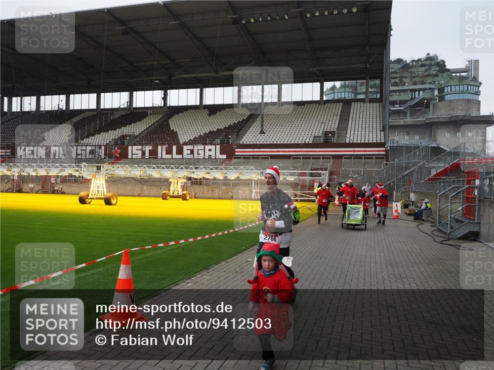 07.12.2025 - St. Pauli X-Mass-Run No. 15 Fabian Wolf http://msf.ph/oto/9412503 07.12.2025 11:17:18 Ziel 1122, 1125, 1127, 1130, 1340, 1529, 1531, 1686, 2766, 2846, 2849 meine-sportfotos.de