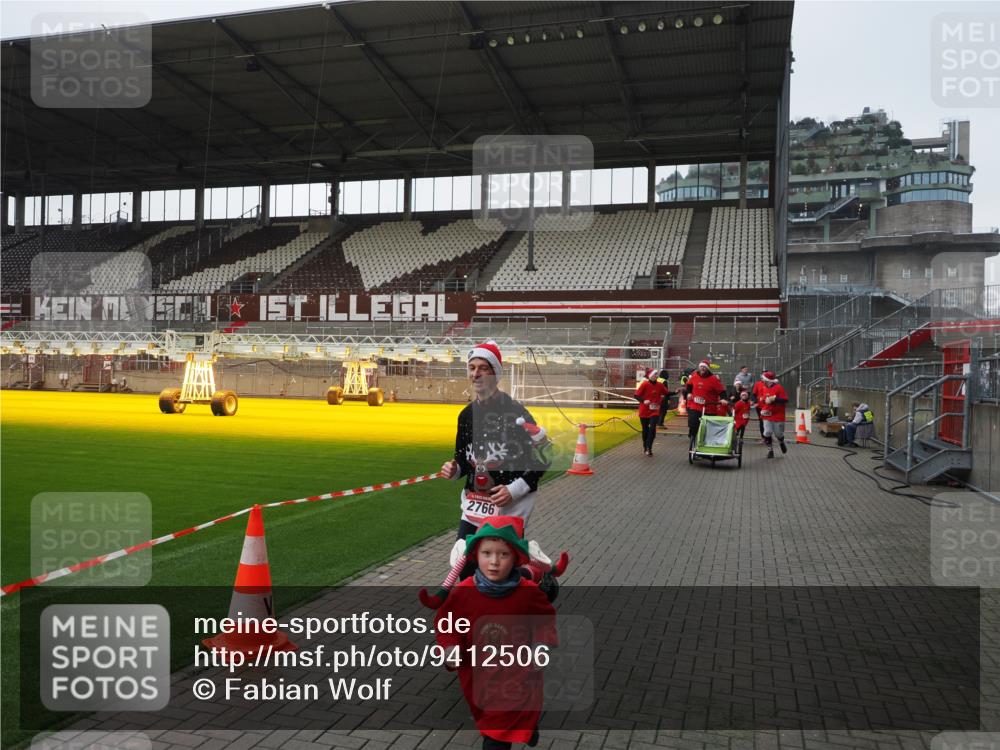 07.12.2025 - St. Pauli X-Mass-Run No. 15 Fabian Wolf http://msf.ph/oto/9412506 07.12.2025 11:17:18 Ziel 1122, 1125, 1127, 1130, 1340, 1529, 1531, 1686, 2766, 2846, 2849 meine-sportfotos.de